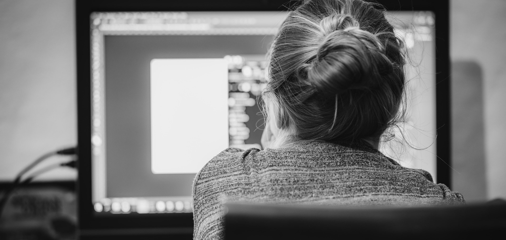 freelance writing as a side hustle a woman on desk